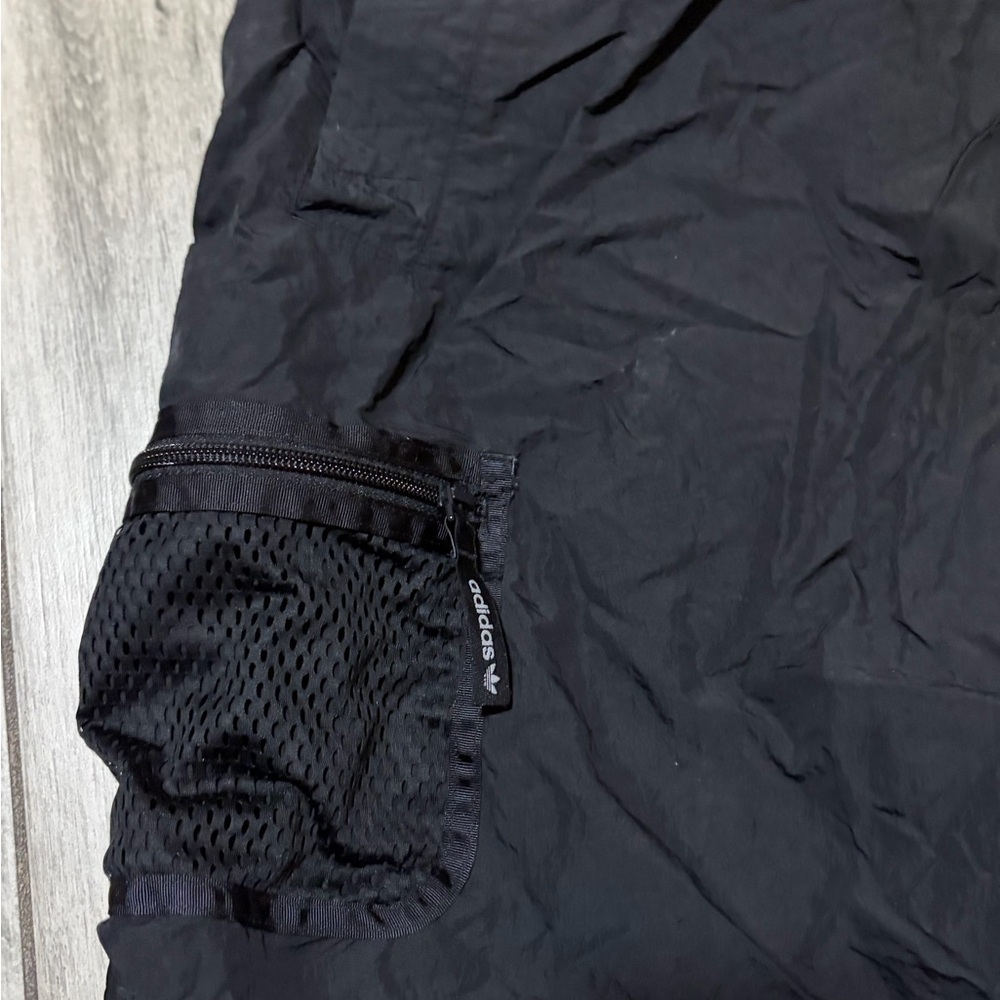 Men’s used adidas black utility pocket shorts size XL Pre own items are as is - Picture 3 of 5